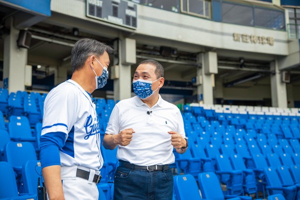 ▲洪一中與新北市市長侯友宜宣導疫苗接種             。（圖／富邦悍將提供）