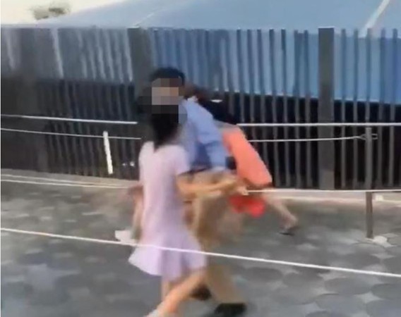 ▲兩名女子在上海迪士尼打得難分難捨，一旁女童則不斷哭喊「媽媽別打了」。（圖／翻攝自微博）