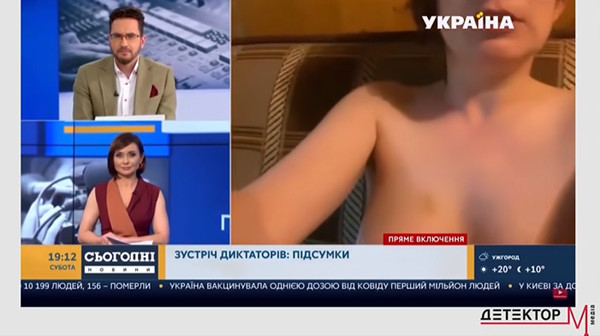 ▲烏克蘭政治學專家埃洛夫斯基（Dmitry Elovsky）視訊受訪到一半，鏡頭出現裸女。（圖／翻攝自YouTube／Новости Украины и мира）