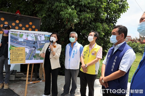 ▲今日縣長張麗善陪同蔡東富議員、斗南鎮沈暉勛鎮長至斗南鎮東外環與台 1 丁線交叉路口現場瞭解通行狀況。（圖／記者蔡佩旻翻攝）