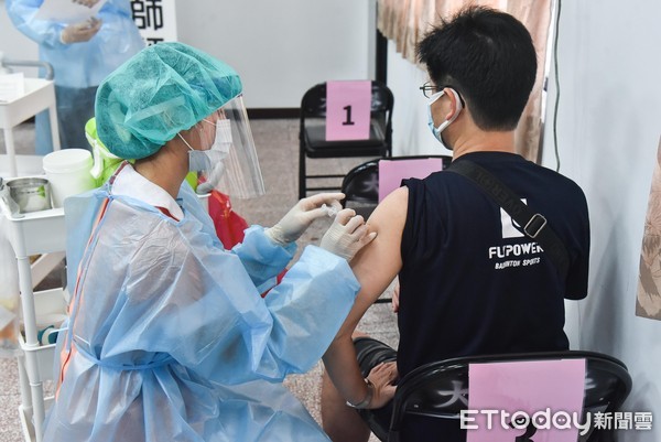 ▲▼為提升運輸業從業人員執業安全，北北基桃計程車司機、貨運司機、平台外送員等自2日起可接種疫苗,莫德納疫苗,COVID-19疫苗,新冠肺炎,武漢肺炎,打疫苗,副作用,不良反應,群體免疫,法定傳染病,醫護人員,防護衣,小黃司機,接種率,防疫,疫情,交通運輸產業人員,快遞員,宅配員。（圖／記者李毓康攝）
