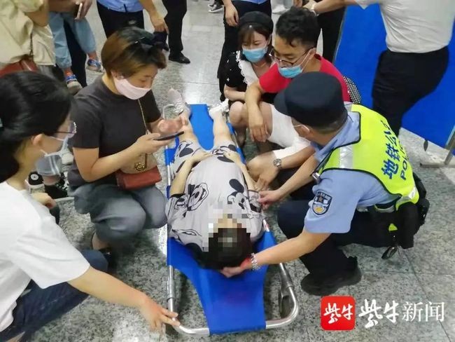 ▲南京一名孕婦在搭乘地鐵時發現自己腹部劇痛，連忙向巡警求助。（圖／翻攝揚子晚報）