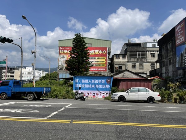 ▲▼頭城鎮掛起要遊客疫情後，再來宜蘭玩的看板。（圖／讀者提供）