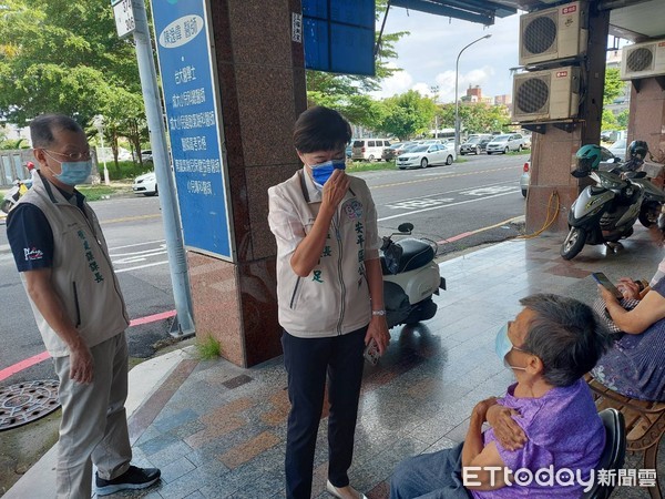 ▲台南安平區2日上午10間特約診所開放75歲以上長者接種莫德納疫苗，診所事前做好動線規劃及人員分流，避免群聚風險，提升接種效率。（圖／記者林悅翻攝，下同）