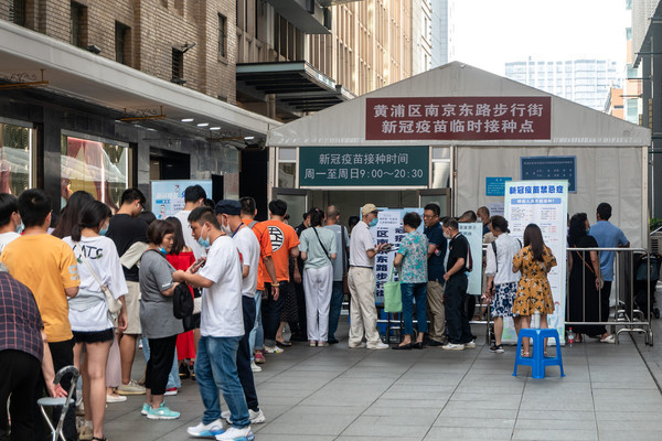 ▲遊客在上海南京路步行街的臨時接種點打疫苗。（圖／CFP）