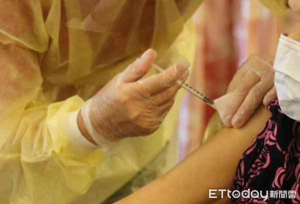 ▲苗栗縣政府即日起開放第8類65歲以上長者施打AZ疫苗，鼓勵符合資格者預約接種。（圖／記者黃孟珍攝）