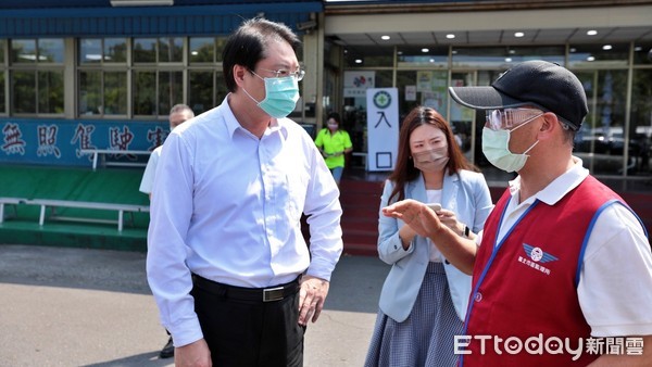 ▲視察貨運、計程車司機疫苗施打 林右昌：保護自己也保護乘客。（圖／記者郭世賢翻攝）