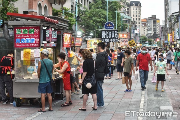 ▲▼台北市部分夜市自29日起在落實實聯制登記、酒精消毒等防疫措施的前提下逐步微解封,小週末的寧夏夜市擺脫休市時的蕭條景況,迎來久違的逛街人潮,新冠肺炎,武漢肺炎,本土疫情,社交距離,紓困,攤商,攤販,擺攤,餐飲業,禁止內用,外帶,人流,三級警戒。（圖／記者李毓康攝）