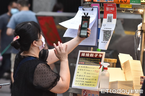 ▲▼台北市部分夜市自29日起在落實實聯制登記、酒精消毒等防疫措施的前提下逐步微解封,小週末的寧夏夜市擺脫休市時的蕭條景況,迎來久違的逛街人潮,新冠肺炎,武漢肺炎,本土疫情,社交距離,紓困,攤商,攤販,擺攤,餐飲業,禁止內用,外帶,人流,三級警戒。（圖／記者李毓康攝）