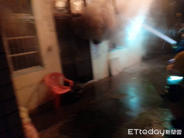 ▲屏東市新民巷火警，消方人員進行灌救            。（圖／記者陳崑福翻攝）