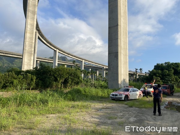 ▲男子墜橋。（圖／記者高堂堯翻攝）