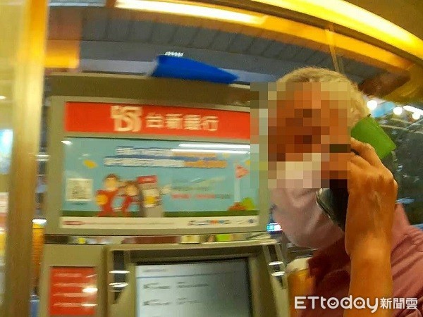 ▲警方立即阻止陳男操作ATM。（圖／桃園警分局提供）
