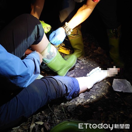 ▲救難人員對林女受傷腳部做檢傷包紥。（圖／大溪警分局提供）
