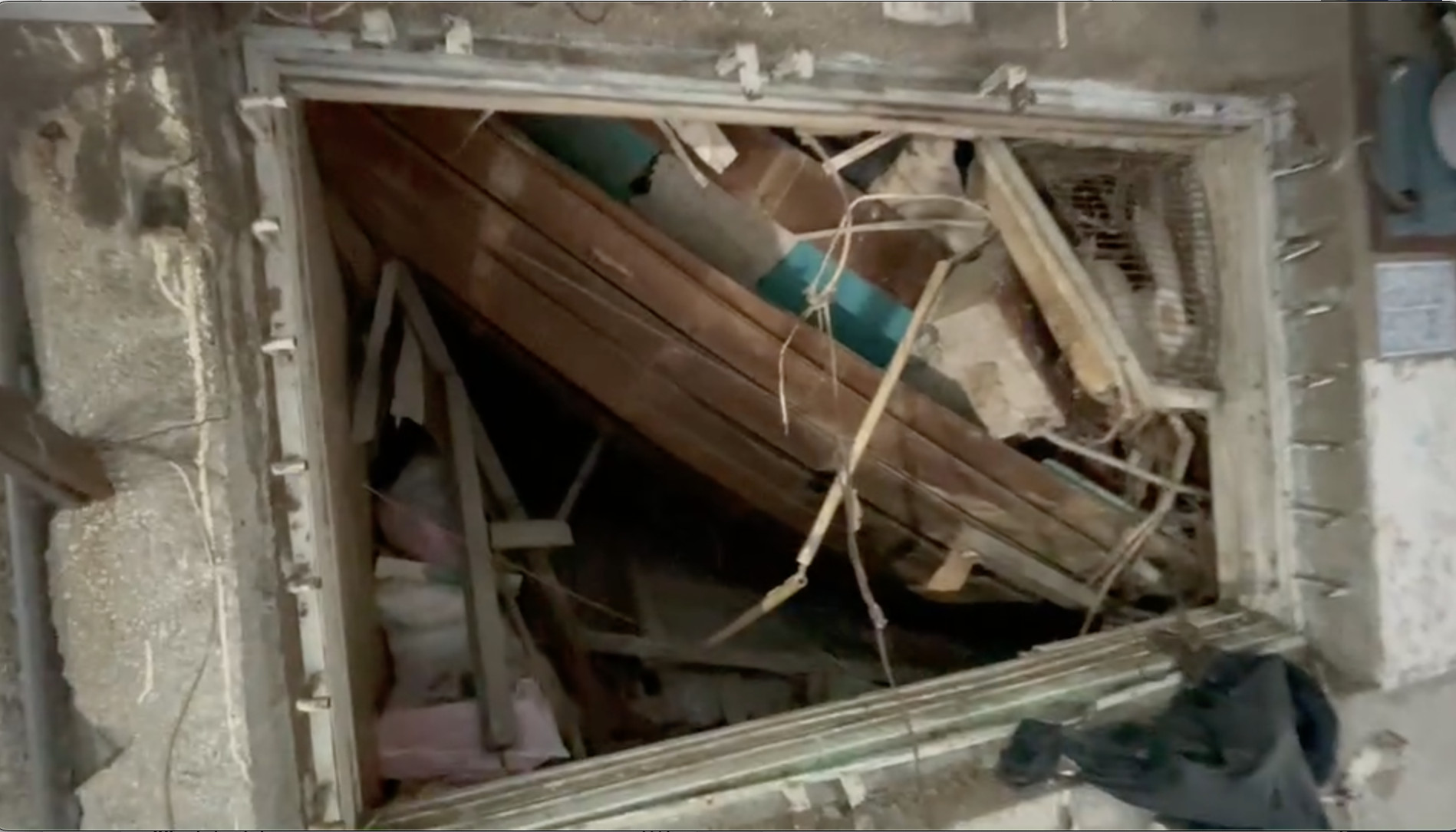 ▲高雄市鹽埕區一棟民宅發生樓板倒塌意外，造成一名80歲婦人死亡             。（圖／記者吳世龍攝）