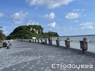 青鳥制止遊客西子灣拍照? 理由「記錄中共可能上岸點」惹議