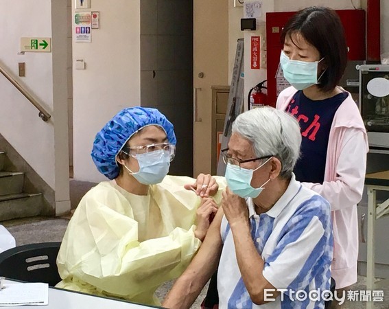 ▲台南有位85歲的女性，2日下午施打了疫苗，3日上午家屬發現已經不幸過世，台南市長黃偉哲指出，個案已經通報了CDC進一步釐清，本案尊重家屬行政相驗。（圖／記者林悅翻攝，下同）