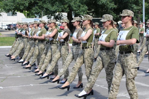 ▲烏克蘭軍方發布一系列女兵穿高跟鞋踢正步的照片，挨批性化女兵。（圖／翻攝自烏克蘭國防部資訊網站ArmiaInform）