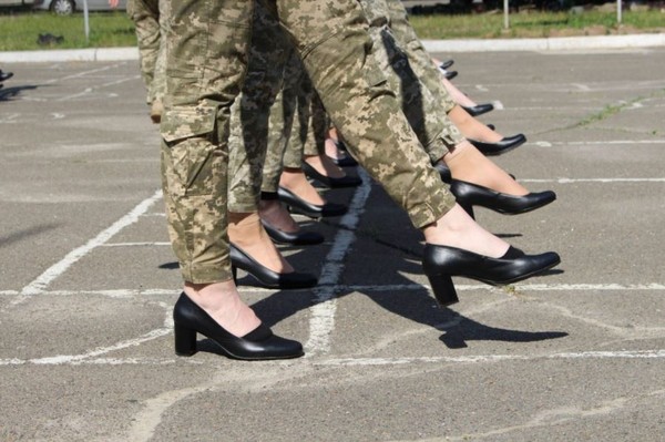▲烏克蘭軍方發布一系列女兵穿高跟鞋踢正步的照片，挨批性化女兵。（圖／翻攝自烏克蘭國防部資訊網站ArmiaInform）