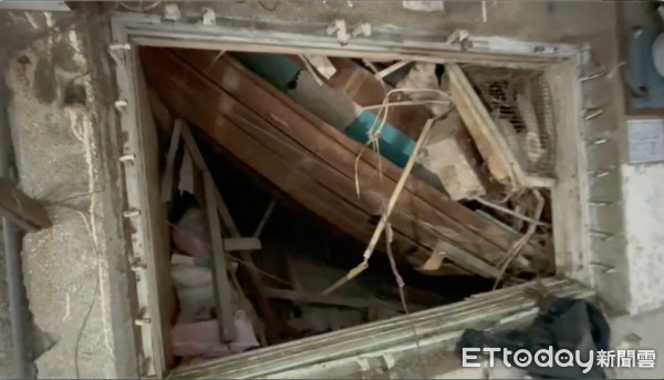 ▲高雄市鹽埕區一棟民宅發生樓板倒塌意外，造成一名80歲婦人死亡             。（圖／記者吳世龍攝）