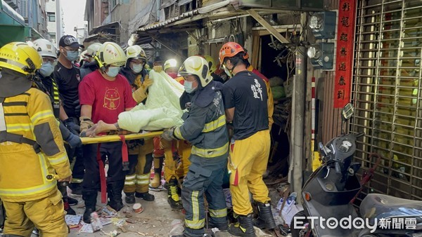 ▲高雄市鹽埕區一棟民宅發生樓板倒塌意外，造成一名80歲婦人死亡             。（圖／記者吳世龍攝）