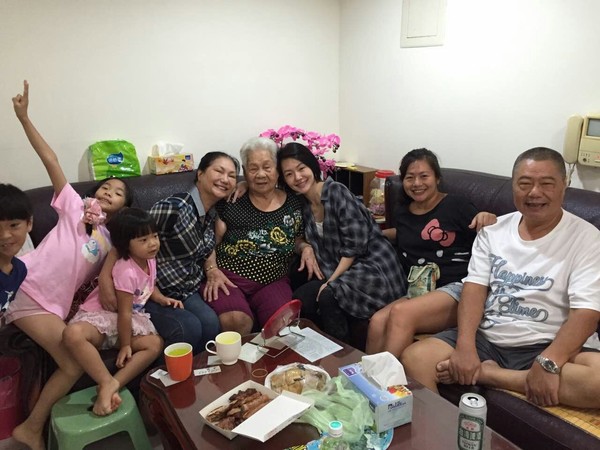 ▲▼小S阿嬤在醫院中離世，家人陷入悲痛。（圖／翻攝自臉書／小S）