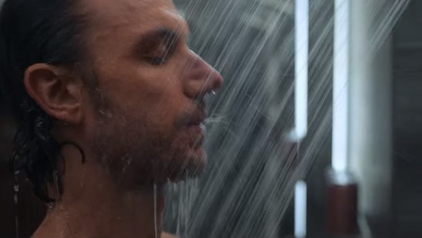 ▲亞當狄莫斯在《性／生活》裸身洗澡，畫面掀起熱烈討論。（圖／翻攝自Netflix）