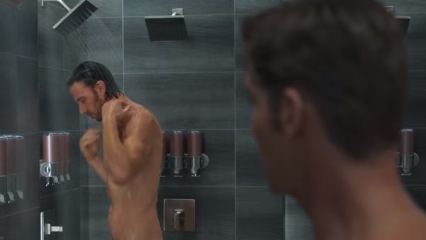 ▲亞當狄莫斯在《性／生活》裸身洗澡，畫面掀起熱烈討論。（圖／翻攝自Netflix）