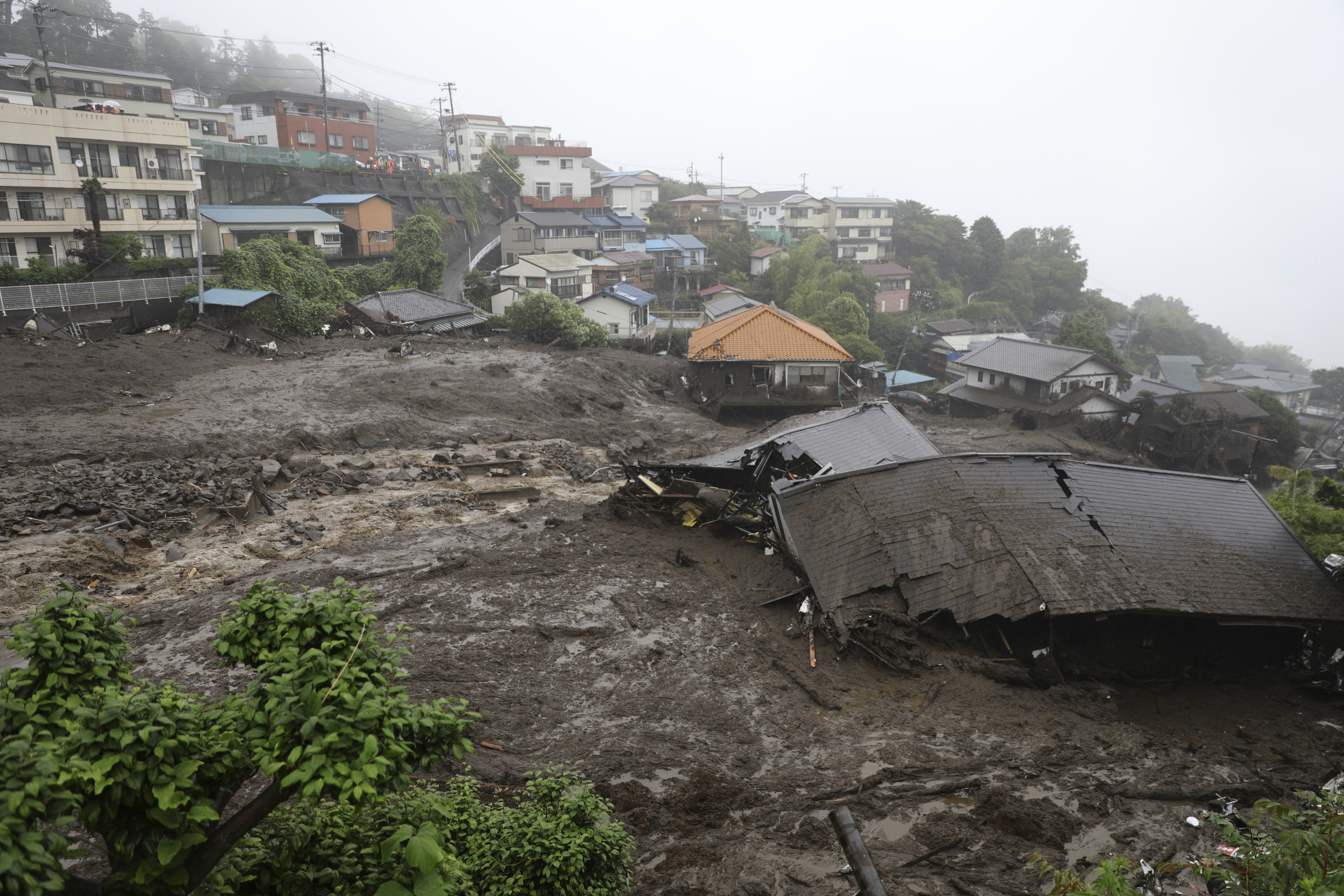 ▲▼日本靜岡縣熱海市連日大雨，釀成嚴重土石流，目前已有2人喪生、20人下落不明。（圖／達志影像／美聯社）