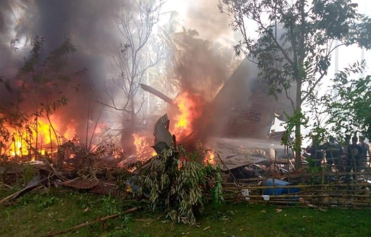 ▲▼菲律賓C-130運輸機墜毀。（圖／翻攝自推特／@dReyDreymz0810）