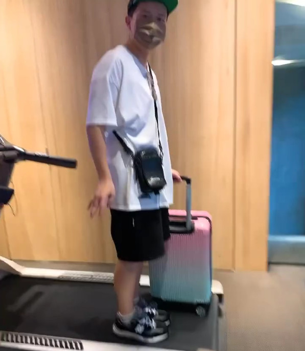 ▲▼張立東出奇招，拖行李假裝自己在機場。（圖／翻攝自Instagram／leoleo917）