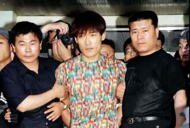 ▲▼申昌源1999年再度被捕時，以身上一套花襯衫聞名全國，掀起一陣流行。（圖／翻攝自韓網）