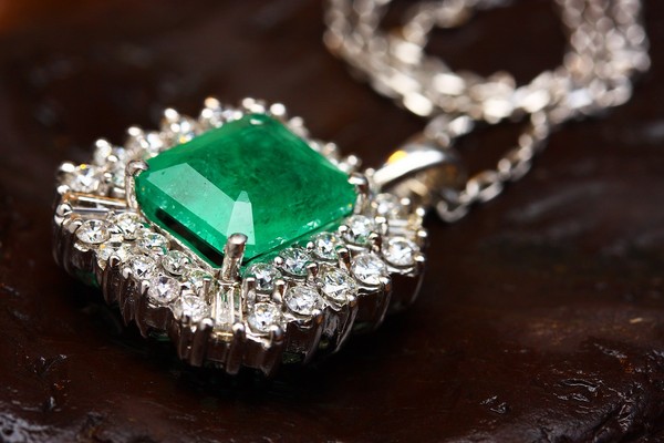 ▲▼祖母綠,寶石,項鍊。（示意圖／免費圖庫pixabay）