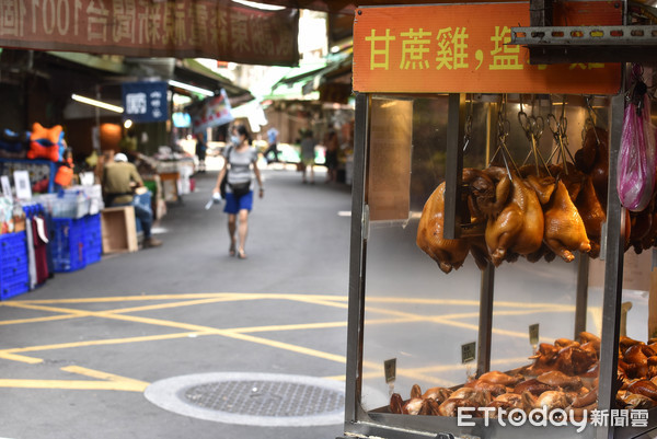 ▲▼北市虎林街鄰近永春市場周邊疑似有新冠肺炎感染熱區,北市府啟動虎林專案,虎林街周邊市場一早人潮比以往減少許多,疫情,防疫,疫調,熱區,社區清零,傳統市場,人流管制,QRCode實聯制,身分證尾數分流,實名制,攤商,攤販,紓困。（圖／記者李毓康攝）