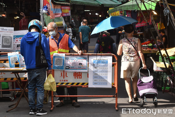 ▲▼北市虎林街鄰近永春市場周邊疑似有新冠肺炎感染熱區,北市府啟動虎林專案,虎林街周邊市場一早人潮比以往減少許多,疫情,防疫,疫調,熱區,社區清零,傳統市場,人流管制,QRCode實聯制,身分證尾數分流,實名制,攤商,攤販,紓困。（圖／記者李毓康攝）