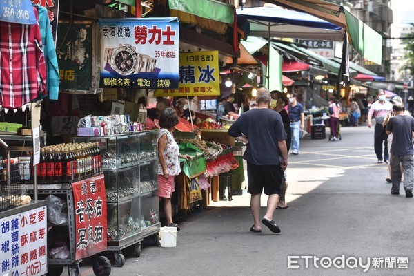 ▲▼北市虎林街鄰近永春市場周邊疑似有新冠肺炎感染熱區,北市府啟動虎林專案,虎林街周邊市場一早人潮比以往減少許多,疫情,防疫,疫調,熱區,社區清零,傳統市場,人流管制,QRCode實聯制,身分證尾數分流,實名制,攤商,攤販,紓困。（圖／記者李毓康攝）