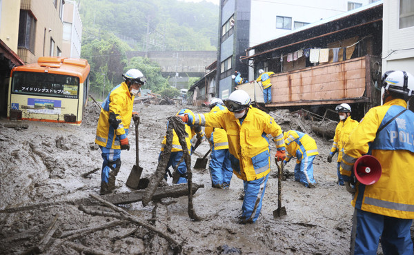 ▲▼日本熱海市發生土石流，當地員警投入救災行動。（圖／達志影像／美聯社）