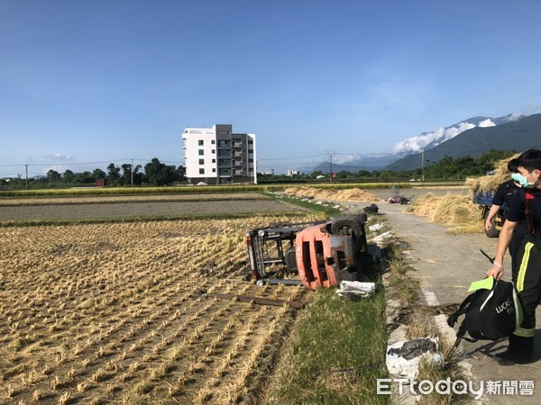 ▲▼蔡姓男子駕堆高機不慎翻落稻田，遭堆高機重壓傷重不治。（圖／新城分局提供，下同）