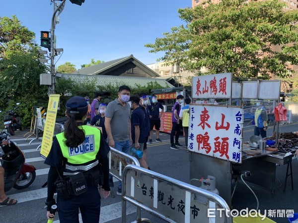 ▲▼台東正氣及四維夜市微解封，相關主管單位前往視察，動線順暢未見擁擠人潮。（圖／台東縣政府提供，下同）