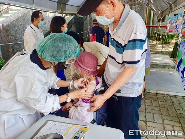 ▲台南市逐步下修疫苗接種年齡，市長黃偉哲體貼長者，安排就近施打與行動不便者接送服務。（圖／記者林悅翻攝，下同）