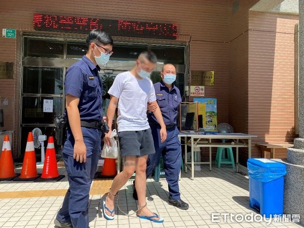 ▲台南市警四分局吳重諭、林厚志等2員，查獲朱姓毒品通緝犯，起獲K他命毒品，四分局長甘炎民並立即對有功員警頒贈破案茶鼓勵表揚。（圖／記者林悅翻攝，下同）