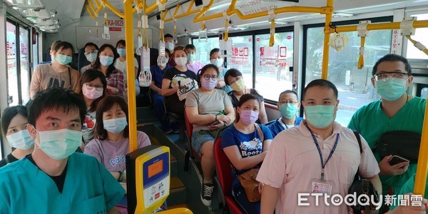 採檢4千人！前線醫38°C「胯下狂滴照」惹心疼　苦笑：累得跟狗一樣。（圖／鄒冠全醫師授權提供，未經同意請勿任意翻攝）