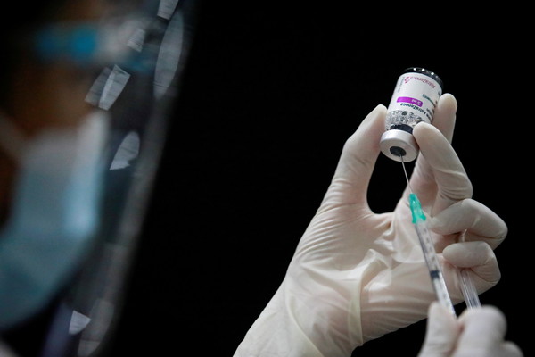▲▼馬來西亞一名33歲男子接種AZ疫苗後，隔天突然昏倒猝死。（圖／路透社）