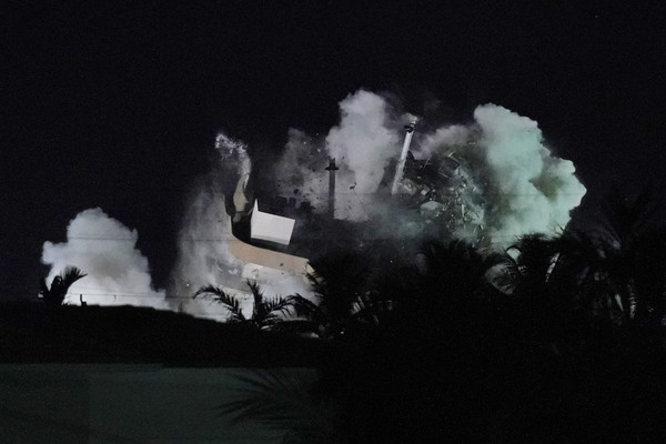 ▲▼邁阿密瑟夫塞德市（Surside）濱海大樓4日深夜進行爆破拆除工程。（圖／達志影像／美聯社）