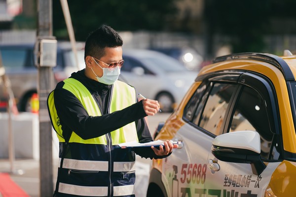 ▲▼新竹市設置疫苗施打站，市長林智堅PO出市府員工曬出「隱形的口罩」痕跡。（圖／翻攝自Facebook／林智堅）