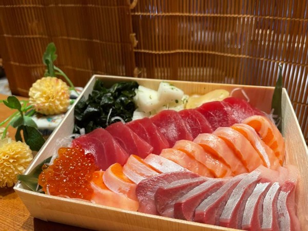 ▲鐵板燒便當380元！「初魚」外帶餐盒還有生魚片便當、散壽司。（圖／取自初魚鐵板燒臉書）