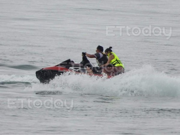 ▲▼亞果遊艇停在白沙灣並玩水上摩托車，船上人員都沒戴口罩。（圖／讀者提供）