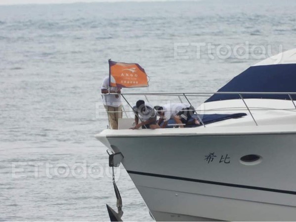 ▲▼亞果遊艇停在白沙灣並玩水上摩托車，船上人員都沒戴口罩。（圖／讀者提供）