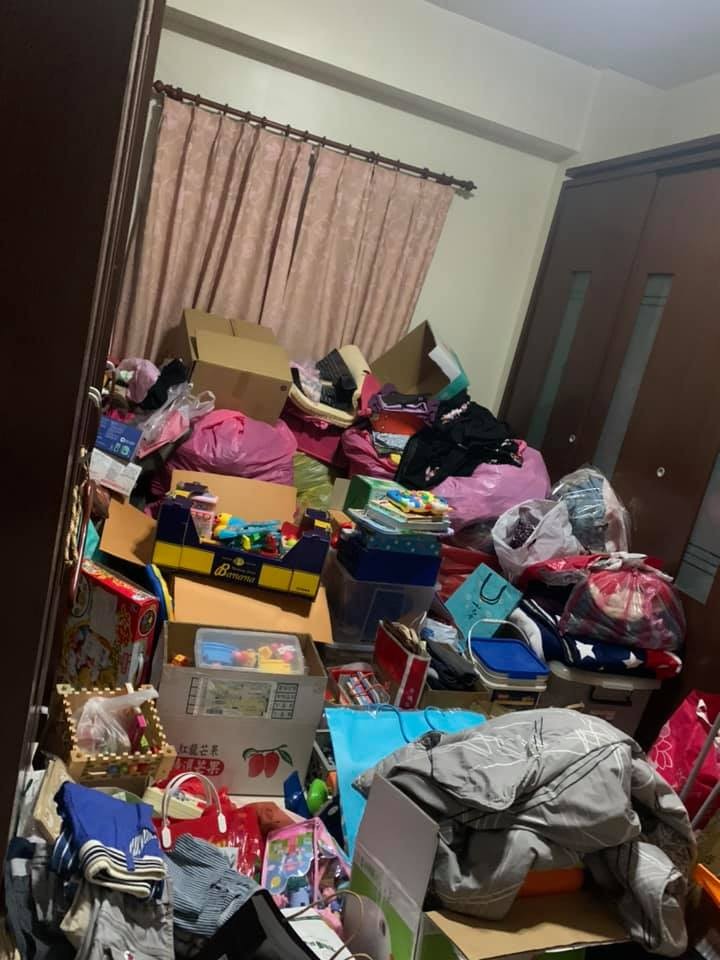 ▲▼囤物症塞爆透天。（圖／翻攝自爆怨2公社）