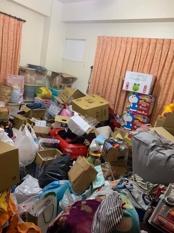 ▲▼囤物症塞爆透天。（圖／翻攝自爆怨2公社）