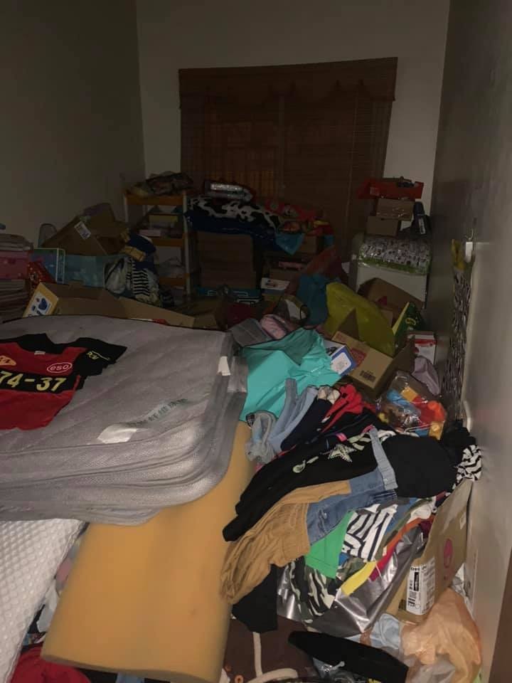 ▲▼囤物症塞爆透天。（圖／翻攝自爆怨2公社）